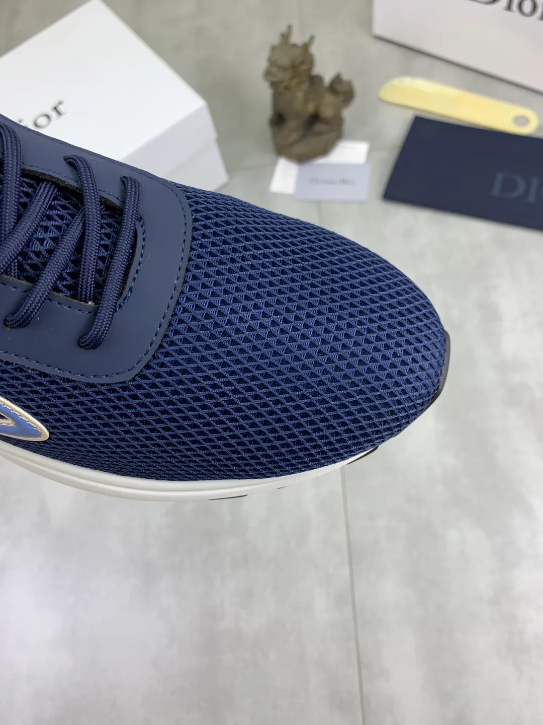 Men's Men's Shoes 💰P420 New Dior Chrono Fly Knit Shoes 2025 New B30 Series, in white and black fly knit series. Both sides are decorated with computer-printed CD logo, star patch on the tongue and Dior logo on the heel. Many details highlight the style. The interior is matched with the original color matching mesh, and the interior of the body is supported by low-temperature shaping sheets, and is filled with light feather cotton to keep the interior full and soft against the feet. The exclusive open-molded outsole adopts a one-piece molding process, so there is no need to worry about problems such as the opening and falling of sole decorative accessories. It is light and comfortable to wear, yet strong and wear-resistant. The two-color shoelaces are accessorized with exquisite metal five-pointed star pendants, creating a high-end, trendy and casual look at all times. Color: white black gray blue code number: 38-44